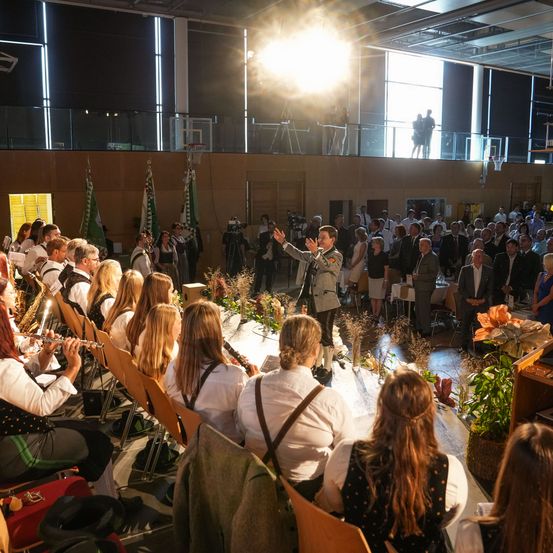 Bild enthält, People, Person, Adult, Female, Woman, Crowd, Male, Man, Indoors, Building