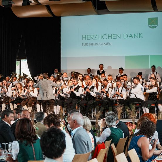 Bild enthält, Adult, Female, Person, Woman, People, Male, Man, Indoors, Group Performance, Face