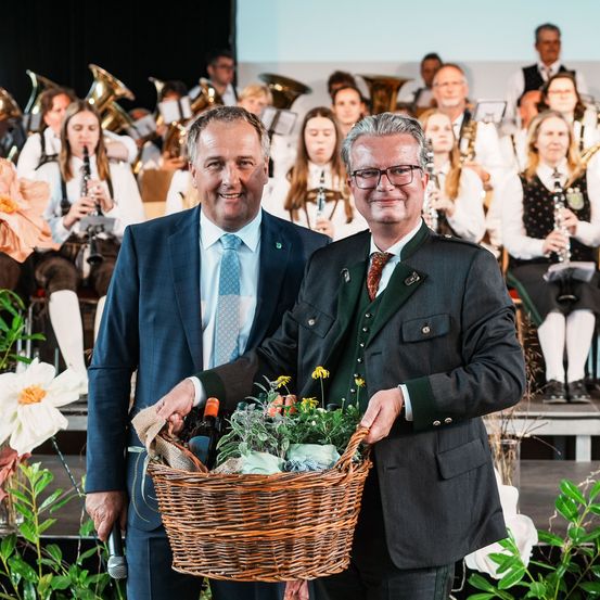 Bild enthält, Flower Arrangement, Flower Bouquet, Adult, Male, Man, Person, Female, Woman, Glasses, Suit