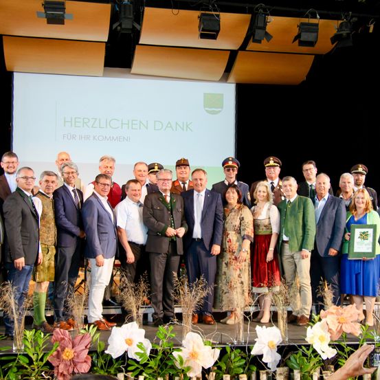 Bild enthält, People, Person, Flower, Flower Arrangement, Flower Bouquet, Groupshot, Coat, Suit, Jacket, Pants