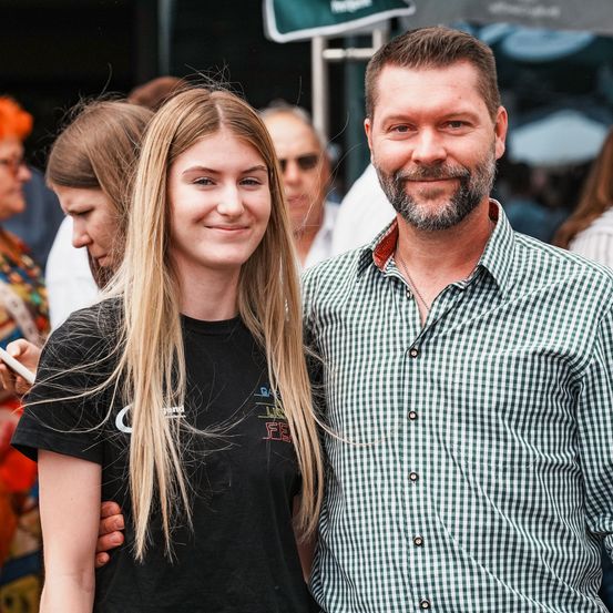 Bild enthält, Face, Happy, Head, Person, Smile, Adult, Female, Woman, Clothing, Shirt