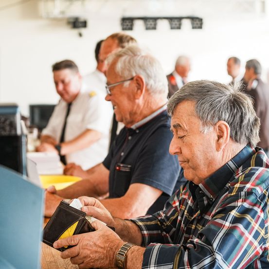 Bild enthält, Adult, Male, Man, Person, People, Cafeteria, Indoors, Face, Suit, Glasses