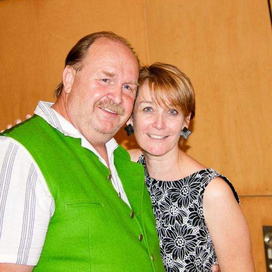 Bild enthält, Vest, Flower Arrangement, Plywood, Wood, Adult, Male, Man, Person, Face, Blouse