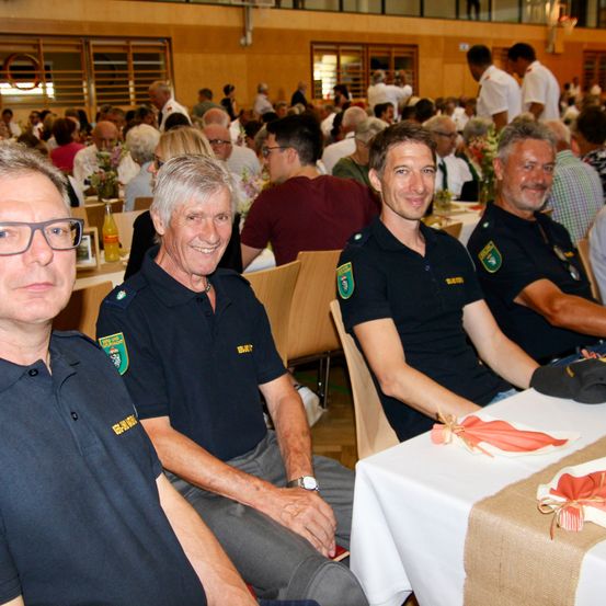 Bild enthält, Indoors, Restaurant, Adult, Male, Man, Person, Cafeteria, Face, Officer, Plywood