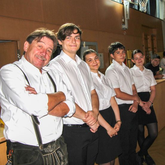 Bild enthält, Shirt, Pub, People, Person, Adult, Male, Man, Female, Woman, Face