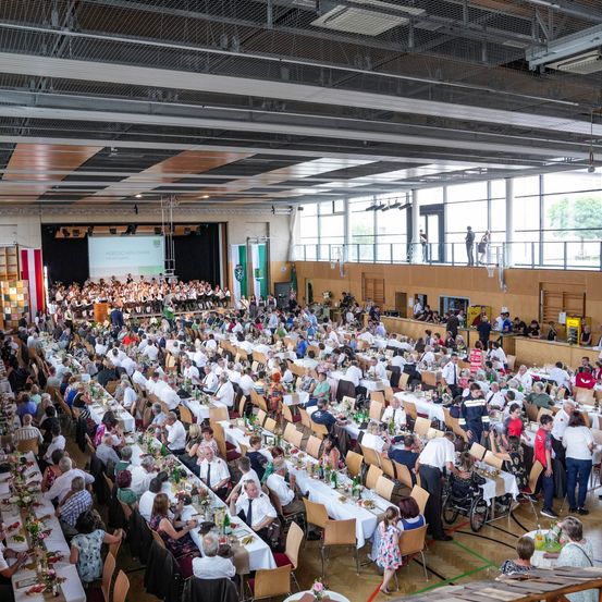 Bild enthält, Indoors, People, Person, Architecture, Building, Hall, Fun, Banquet