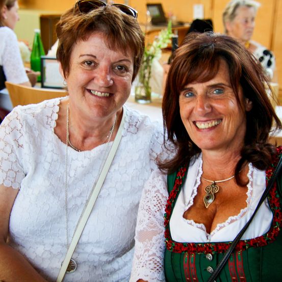 Bild enthält, Restaurant, Blouse, Adult, Female, Person, Woman, Bride, Linen, Face, Child