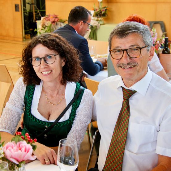 Bild enthält, Flower, Flower Arrangement, Flower Bouquet, Shirt, Tie, Wood, Plywood, Person, Adult, Man