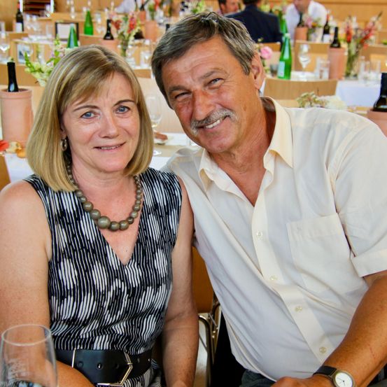 Bild enthält, Restaurant, Pub, Adult, Female, Person, Woman, Male, Man, Linen, Glass