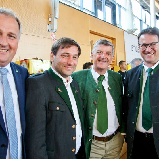 Bild enthält, Blazer, Coat, Jacket, People, Person, Tie, Suit, Adult, Male, Man