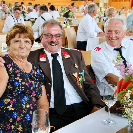 Bild enthält, Flower, Flower Arrangement, Flower Bouquet, Person, Adult, Male, Man, Tie, Suit, Face
