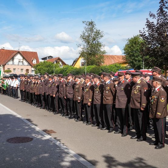 Bild enthält, People, Person, Clothing, Coat, Officer