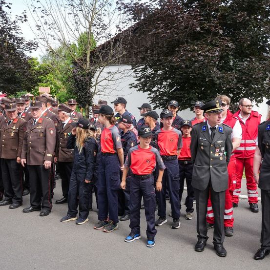 Bild enthält, People, Person, Officer, Adult, Male, Man, Coat, Boy, Child, Baseball Cap