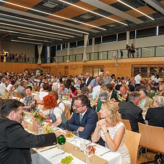 Bild enthält, Indoors, Adult, Female, Person, Woman, Hall, Fun, Male, Man, People