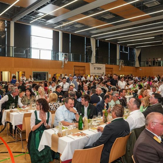 Bild enthält, Indoors, People, Person, Hall, Fun, Adult, Male, Man, Building, Banquet