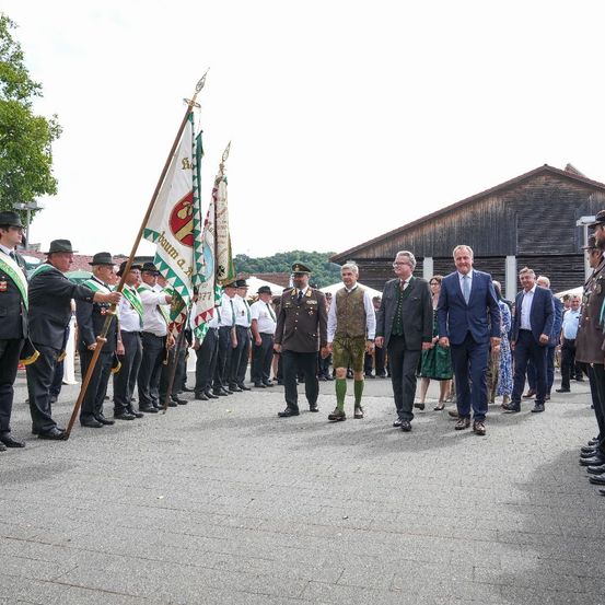 Bild enthält, People, Person, Adult, Male, Man, Officer, Footwear, Shoe, Wristwatch, Pants