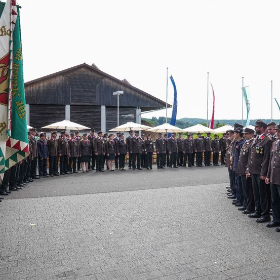 Bild enthält, People, Person, Adult, Male, Man, Clothing, Coat, Officer