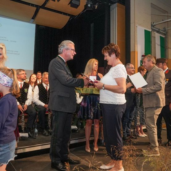 Bild enthält, Crowd, Person, Adult, Female, Woman, People, Male, Man, Glasses, Audience