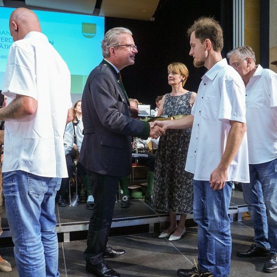 Bild enthält, Pants, Adult, Female, Person, Woman, Jeans, People, Male, Man, Coat