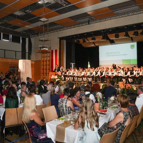Bild enthält, People, Person, Indoors, Hall, Building, Fun, Adult, Male, Man, Banquet