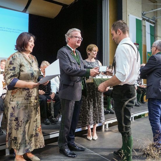 Bild enthält, Adult, Female, Person, Woman, Male, Man, Coat, Lady, Crowd, Glasses