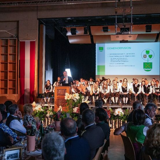 Bild enthält, People, Person, Crowd, Adult, Female, Woman, Male, Man, Audience, Indoors