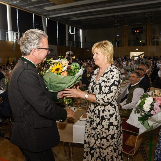 Bild enthält, Flower, Flower Arrangement, Flower Bouquet, Adult, Male, Man, Person, Female, Woman, Suit