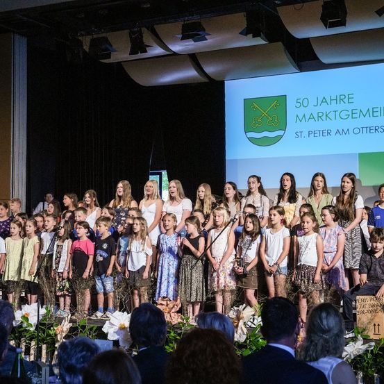 Bild enthält, People, Person, Crowd, Stage, Adult, Male, Man, Female, Woman, Potted Plant