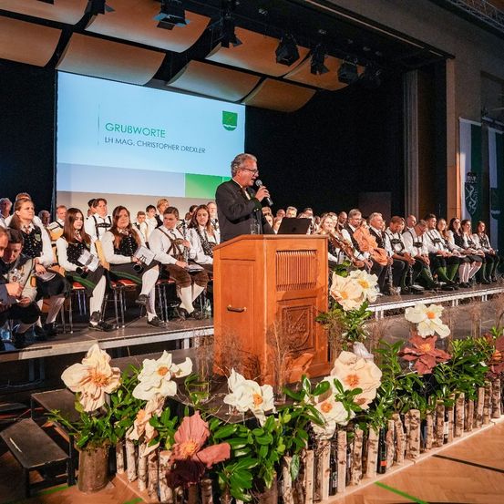 Bild enthält, Crowd, Person, Audience, Adult, Male, Man, Speech, Podium, Microphone, Laptop