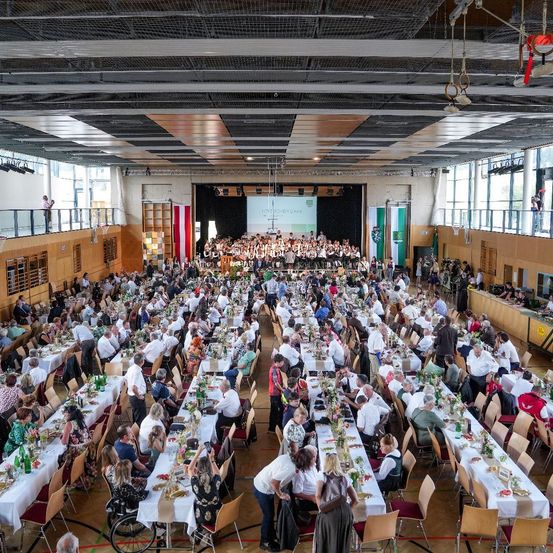 Bild enthält, Indoors, Hall, Architecture, Building, Fun, People, Person, Banquet
