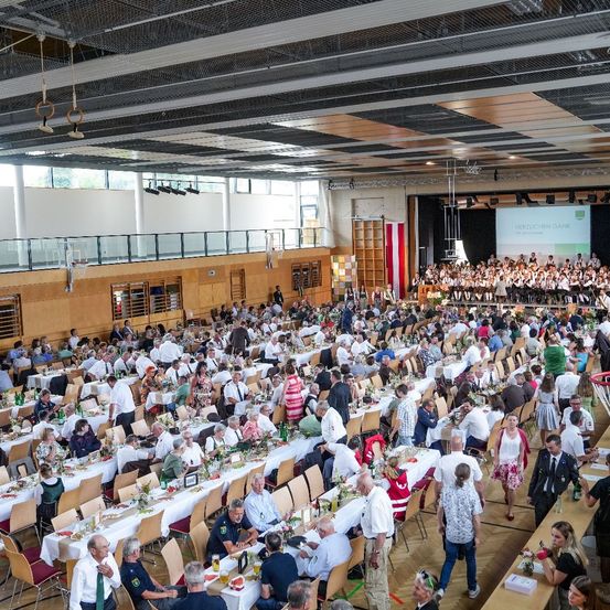 Bild enthält, People, Person, Indoors, Hall, Building, Fun, Crowd, Banquet, Classroom, Audience