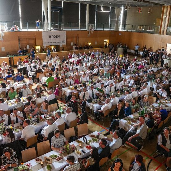 Bild enthält, Indoors, Hall, Fun, Architecture, Building, Banquet, Adult, Male, Man, Person