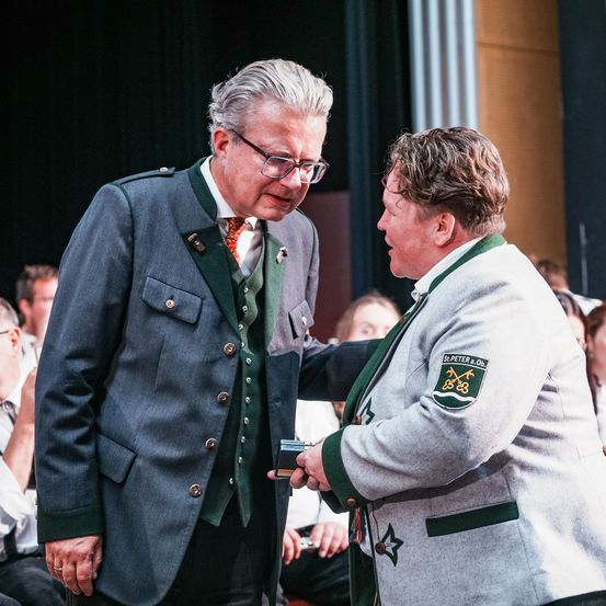 Bild enthält, Adult, Male, Man, Person, Coat, Glasses, Face, Head, Crowd, Officer