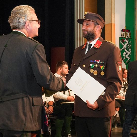 Bild enthält, Adult, Male, Man, Person, Coat, Officer, Blazer, Glasses, Military, Military Officer