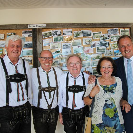 Bild enthält, Accessories, Adult, Male, Man, Person, Suit, Bride, Female, Woman, Pants