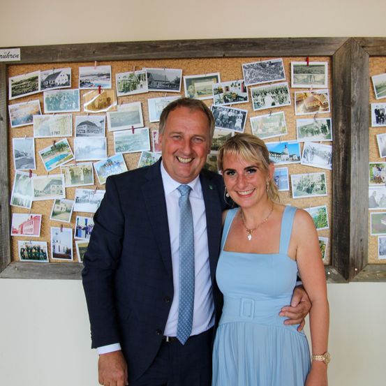 Bild enthält, Formal Wear, Suit, Dress, Adult, Female, Person, Woman, Blazer, Bride, Fashion