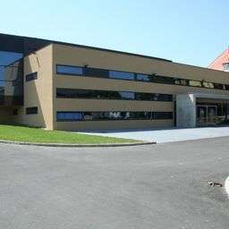 Bild enthält, Architecture, Building, Office Building, Garage, Indoors, Housing