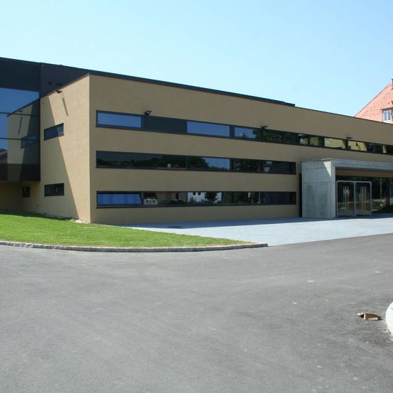 Bild enthält, Architecture, Building, Office Building, Garage, Indoors, Housing