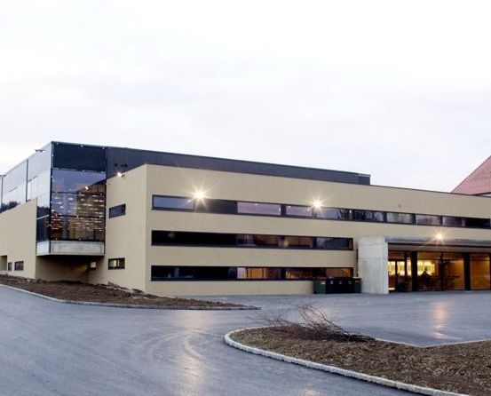 Bild enthält, Architecture, Building, Office Building, Person