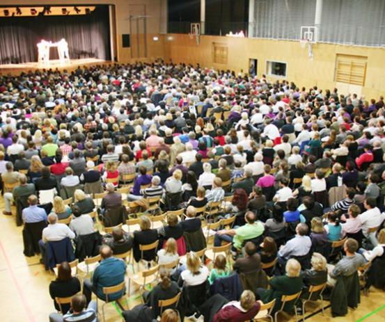 Bild enthält, People, Person, Crowd, Auditorium, Hall, Indoors, Theater, Classroom, School, Audience