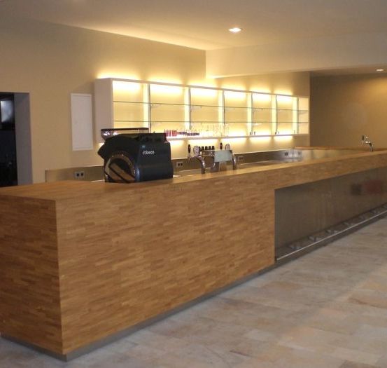 Bild enthält, Indoors, Interior Design, Furniture, Table, Kitchen, Kitchen Island, Reception, Architecture, Building