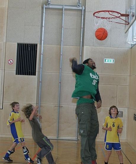 Bild enthält, Basketball, Person, Playing Basketball, Boy, Child, Male, Basketball (Ball), Adult, Man, Shoe