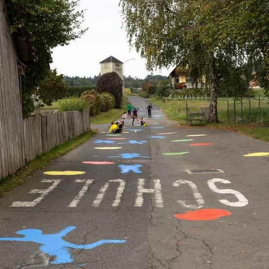 Bild enthält, City, Road, Street, Urban, Path, Tarmac, Outdoors, Person, Sidewalk, Walking