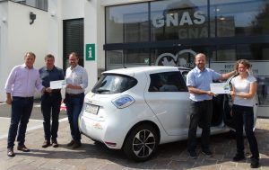 Bild enthält, Adult, Male, Man, Person, Car, Vehicle, Shoe, Car Wash, People, Car Dealership