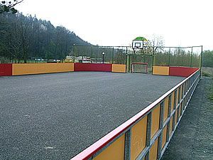 Bild enthält, Road, Tarmac, Play Area, Outdoors