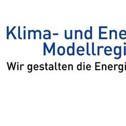Das Logo für Klima und Energiefonds zeigt einen blauen Kreis mit dem Text Klima Energiefonds. Darunter steht Klima und Energie-Modellregionen mit Wir gestalten die Energiewende.