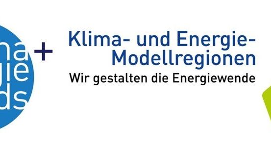 Das Logo für Klima und Energiefonds zeigt einen blauen Kreis mit dem Text Klima Energiefonds. Darunter steht Klima und Energie-Modellregionen mit Wir gestalten die Energiewende.