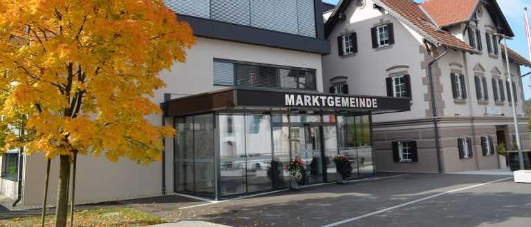 Bild enthält, City, Street, Urban, Neighborhood, Shelter, Plant, Tree, Car