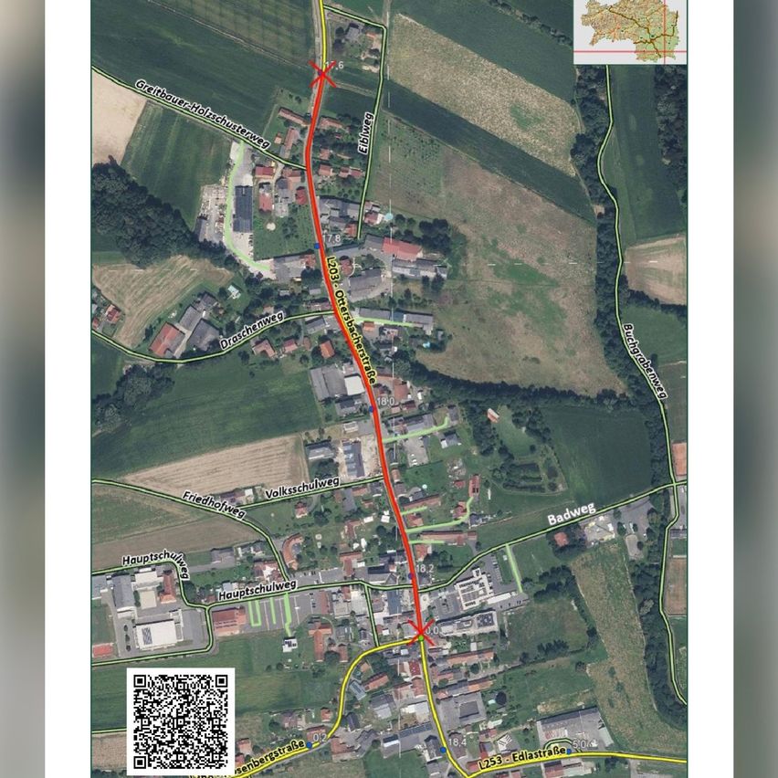 Luftaufnahme einer kleinen Stadt mit verschiedenen Straßen und Gebäuden. Die Straßen sind mit verschiedenen Farben und Namen gekennzeichnet, und es befindet sich ein QR-Code in der unteren linken Ecke.