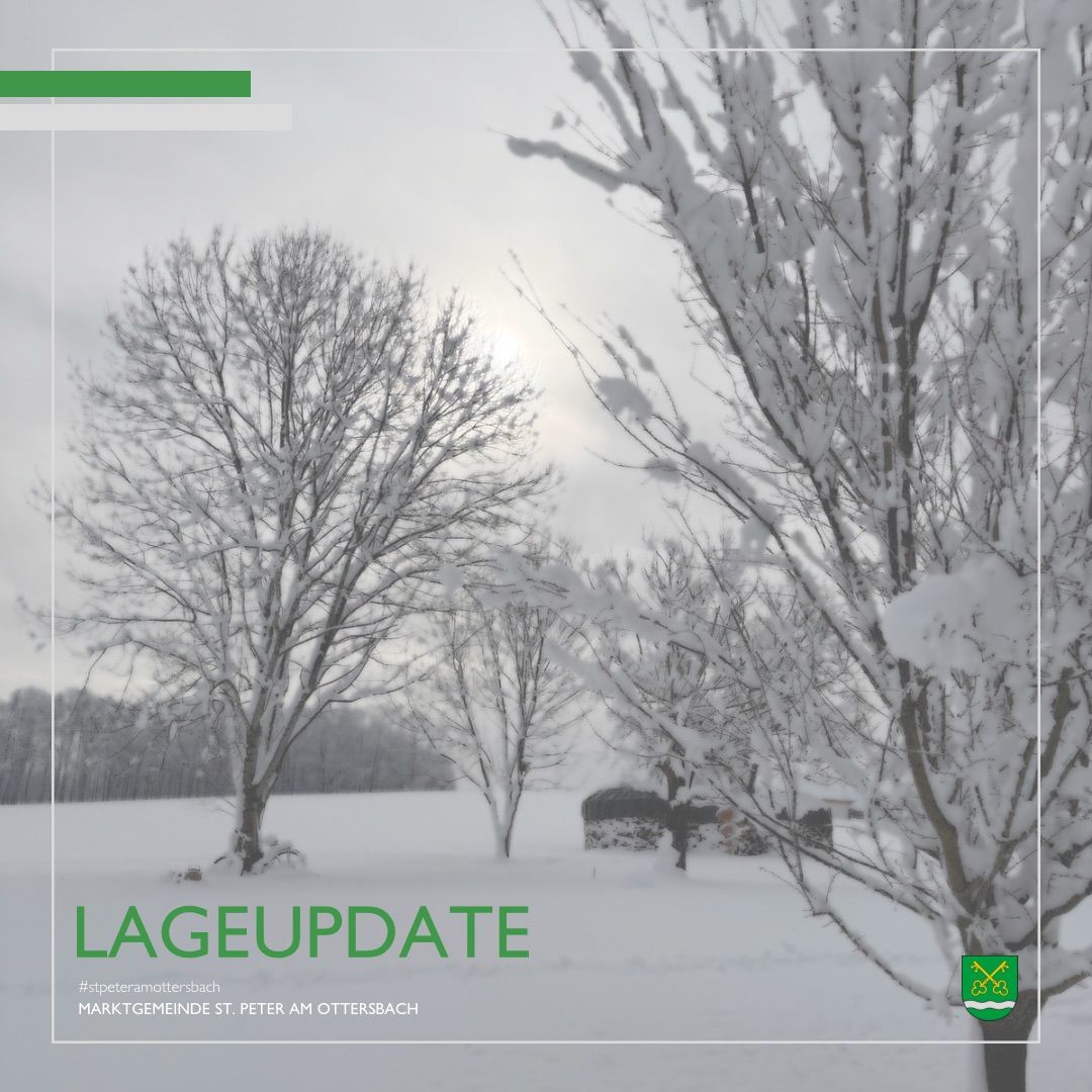 Das Bild zeigt eine verschneite Landschaft mit zwei schneebedeckten Bäumen und einem kleinen Gebäude in der Ferne. Eine Person steht vor dem Gebäude. Das Bild hat einen grünen Rand und einen Wasserzeichen mit dem Text 'Lageupdate'.